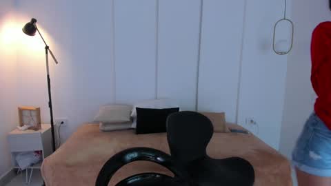 Snapshot of sexychanell_18 chatting on January 16, 12:31 pm chanell and yina online show from January 16, 12:31 pm