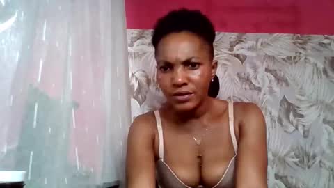 Snapshot of sexydoll32 chatting on June 5, 7:47 am sexydoll32 online show from June 5, 7:47 am