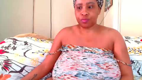 Snapshot of sexyebonylove89 chatting on April 9, 8:42 am sexyebonylove89 online show from April 9, 8:42 am