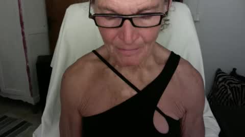 Snapshot of sexyfit58 chatting on April 21, 9:17 pm SexyFit58 online show from April 21, 9:17 pm