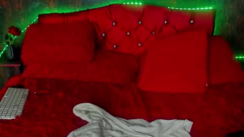 Snapshot of sexylaurita4u chatting on December 14, 6:41 pm laura online show from December 14, 6:41 pm