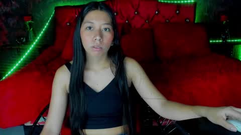 Snapshot of sexylaurita4u chatting on December 18, 11:45 am laura online show from December 18, 11:45 am