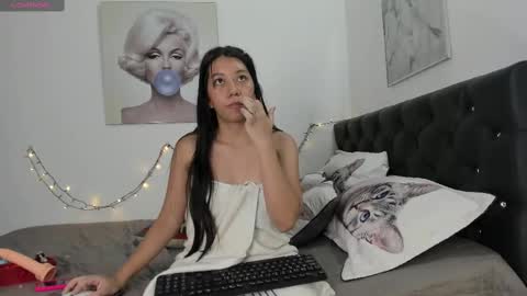 Snapshot of sexylaurita4u chatting on February 20, 5:29 pm laura online show from February 20, 5:29 pm