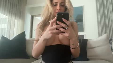 Snapshot of sexylexy1111 chatting on October 18, 7:14 pm Lexy online show from October 18, 7:14 pm