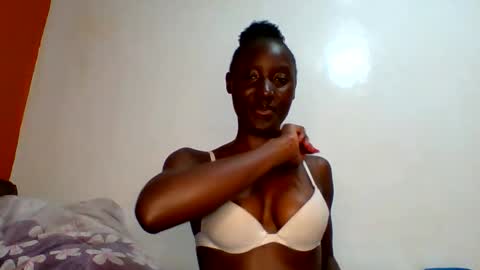 Snapshot of sexylucia5 chatting on May 9, 9:09 pm sexylucia5 online show from May 9, 9:09 pm