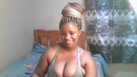 Snapshot of sexylucy33 chatting on February 17, 9:43 pm sexylucy33 online show from February 17, 9:43 pm