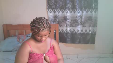 Snapshot of sexylucy33 chatting on February 19, 12:28 am sexylucy33 online show from February 19, 12:28 am