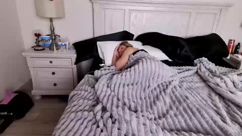 Snapshot of sexymilf3434 chatting on February 18, 12:01 pm Sara online show from February 18, 12:01 pm