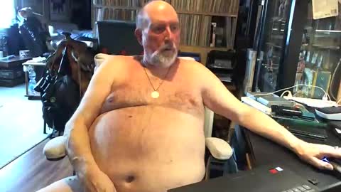 Grizz Lee Bear online show from April 2, 5:38 am