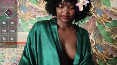 Snapshot of sexypetite_lee chatting on May 12, 12:41 am Lee online show from May 12, 12:41 am