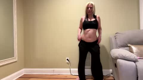 Snapshot of sexypiglet2728 chatting on December 24, 3:27 am Sexypiglet2728 online show from December 24, 3:27 am