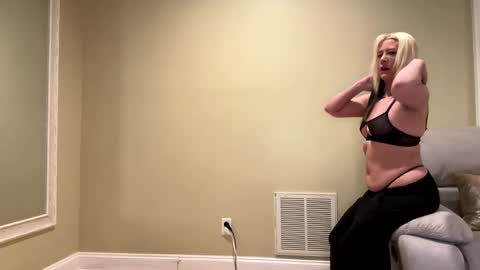 Snapshot of sexypiglet2728 chatting on January 2, 3:48 am Sexypiglet2728 online show from January 2, 3:48 am