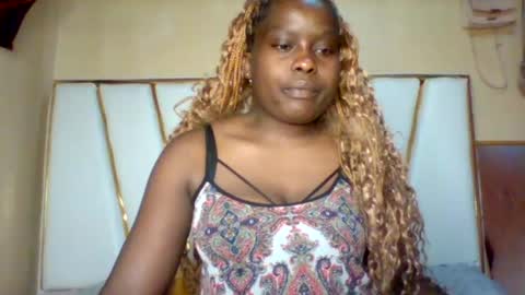 Snapshot of sexypussy983 chatting on June 18, 5:19 am Micky online show from June 18, 5:19 am