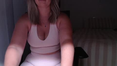 Snapshot of sexyskyee_ chatting on March 4, 11:08 am Skyee online show from March 4, 11:08 am