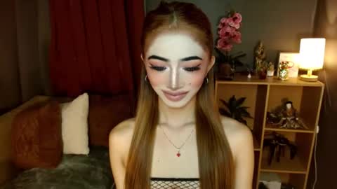 Snapshot of shaina_cummer chatting on April 6, 11:38 pm shaina online show from April 6, 11:38 pm