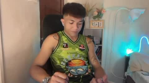Snapshot of shake_raytow34 chatting on June 17, 1:23 pm shake_raytow34 online show from June 17, 1:23 pm