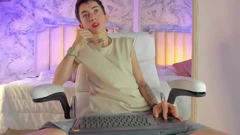 Snapshot of shantal_thompson21 chatting on May 16, 4:09 am Shantal online show from May 16, 4:09 am