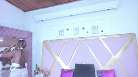 Snapshot of shantallfoxxie chatting on December 21, 12:45 pm shantallfoxxie online show from December 21, 12:45 pm