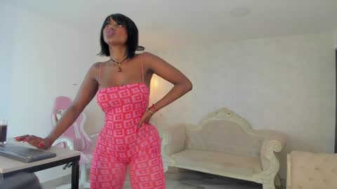 ShantallKnowles online show from February 5, 1:33 pm