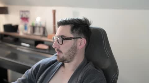 Snapshot of shape80 chatting on November 8, 8:47 am frenchy boy online show from November 8, 8:47 am