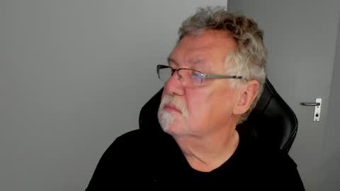 Snapshot of sharlots_pet chatting on June 7, 11:14 am sharlots_pet online show from June 7, 11:14 am