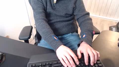 Snapshot of shavedromeo chatting on December 13, 1:55 pm shavedromeo online show from December 13, 1:55 pm
