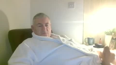 Snapshot of she52 chatting on December 6, 7:45 pm she52 online show from December 6, 7:45 pm