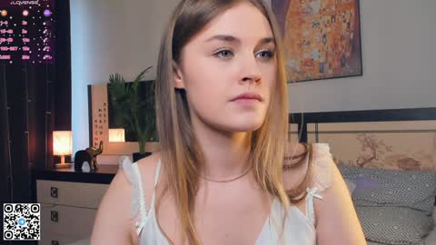 Snapshot of sheenaeast chatting on January 22, 10:18 am Violet online show from January 22, 10:18 am