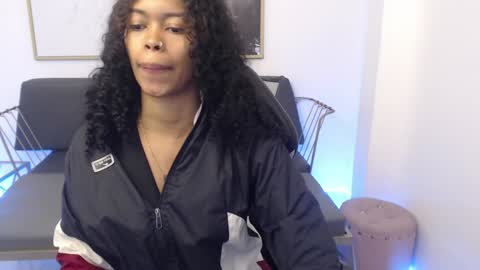 Snapshot of shenna_brunette_ chatting on December 2, 1:02 pm Shenna online show from December 2, 1:02 pm