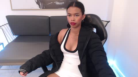 Snapshot of shenna_brunette_ chatting on December 13, 1:55 pm Shenna online show from December 13, 1:55 pm