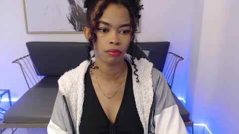 Snapshot of shenna_brunette_ chatting on December 19, 1:18 pm Shenna online show from December 19, 1:18 pm