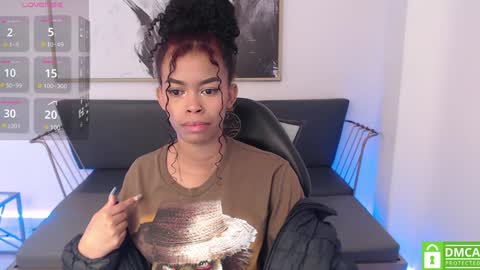 Snapshot of shenna_brunette_ chatting on January 4, 1:10 pm Shenna online show from January 4, 1:10 pm