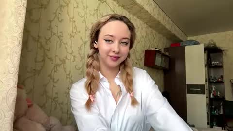 Snapshot of sherrylhilscher chatting on March 20, 10:09 am Mia online show from March 20, 10:09 am