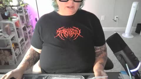 Snapshot of sheshyneshy chatting on April 6, 11:27 pm Shesh online show from April 6, 11:27 pm