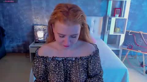 Snapshot of shiny_lisss chatting on June 11, 2:22 am Lisa online show from June 11, 2:22 am
