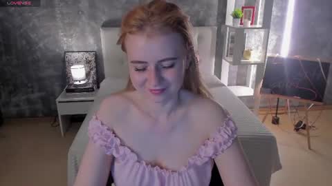 Snapshot of shiny_lisss chatting on June 20, 2:03 am Lisa online show from June 20, 2:03 am