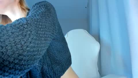 Snapshot of showmejenny chatting on February 3, 3:37 am jennywoody online show from February 3, 3:37 am