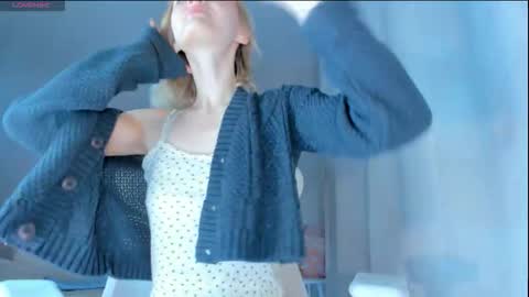 Snapshot of showmejenny chatting on February 12, 4:51 am jennywoody online show from February 12, 4:51 am