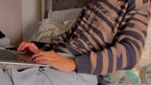 Snapshot of shydude666 chatting on December 22, 1:55 am shydude666 online show from December 22, 1:55 am