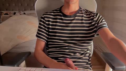 Snapshot of shydude666 chatting on September 28, 1:44 am shydude666 online show from September 28, 1:44 am