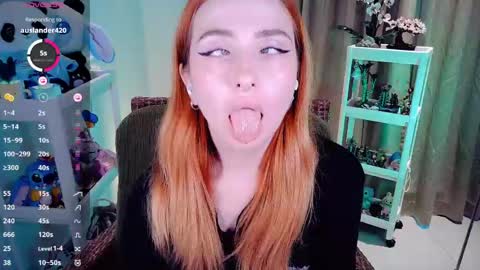 Snapshot of shyfoxxxy chatting on May 2, 5:01 am Effie online show from May 2, 5:01 am