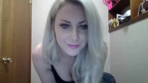 Snapshot of shygirlyxo chatting on April 11, 3:44 am shygirlyxo online show from April 11, 3:44 am