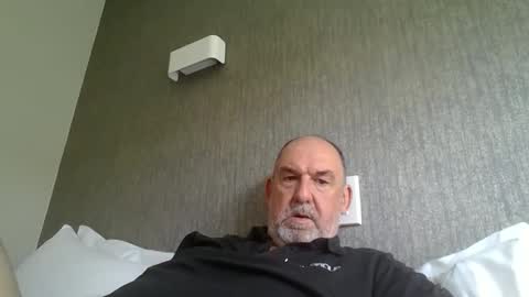 Snapshot of shyguytm chatting on December 3, 5:53 am shyguytm online show from December 3, 5:53 am