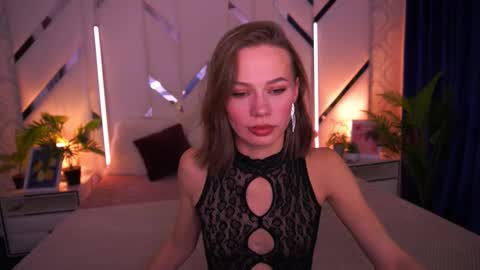 shyysiren online show from December 15, 8:40 am