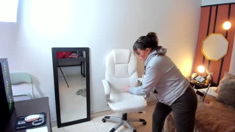 Snapshot of siamilf chatting on December 1, 4:29 pm Mia online show from December 1, 4:29 pm