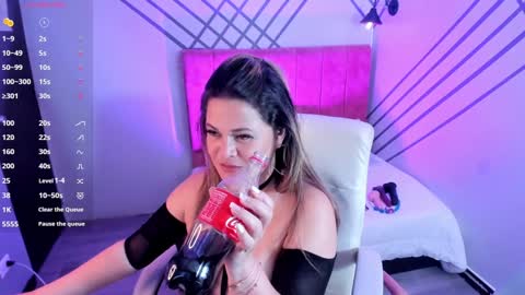 Snapshot of siamilf chatting on December 9, 7:06 am Mia online show from December 9, 7:06 am