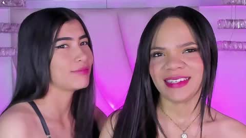 Snapshot of siara_lewis_ chatting on May 6, 10:37 pm Siara and Zoe tattoo online show from May 6, 10:37 pm