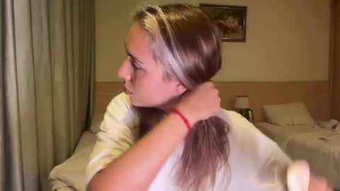 You fav Miss Si online show from April 12, 11:26 am