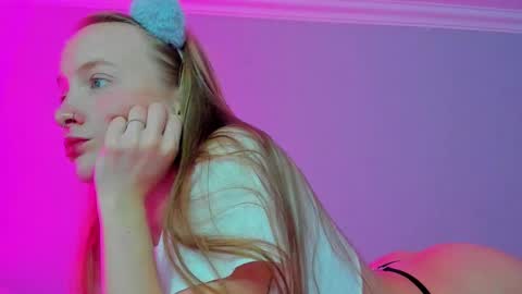 Snapshot of silky_huzelnut chatting on October 8, 10:02 am Mila online show from October 8, 10:02 am