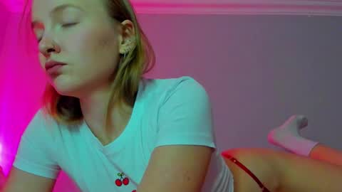 Snapshot of silky_huzelnut chatting on October 14, 6:58 am Mila online show from October 14, 6:58 am